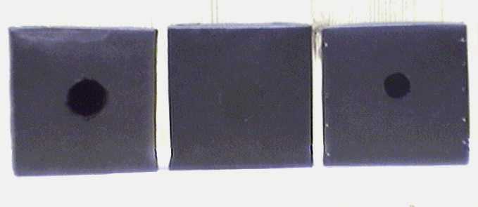 drei schwarze Würfel mit Öffnung